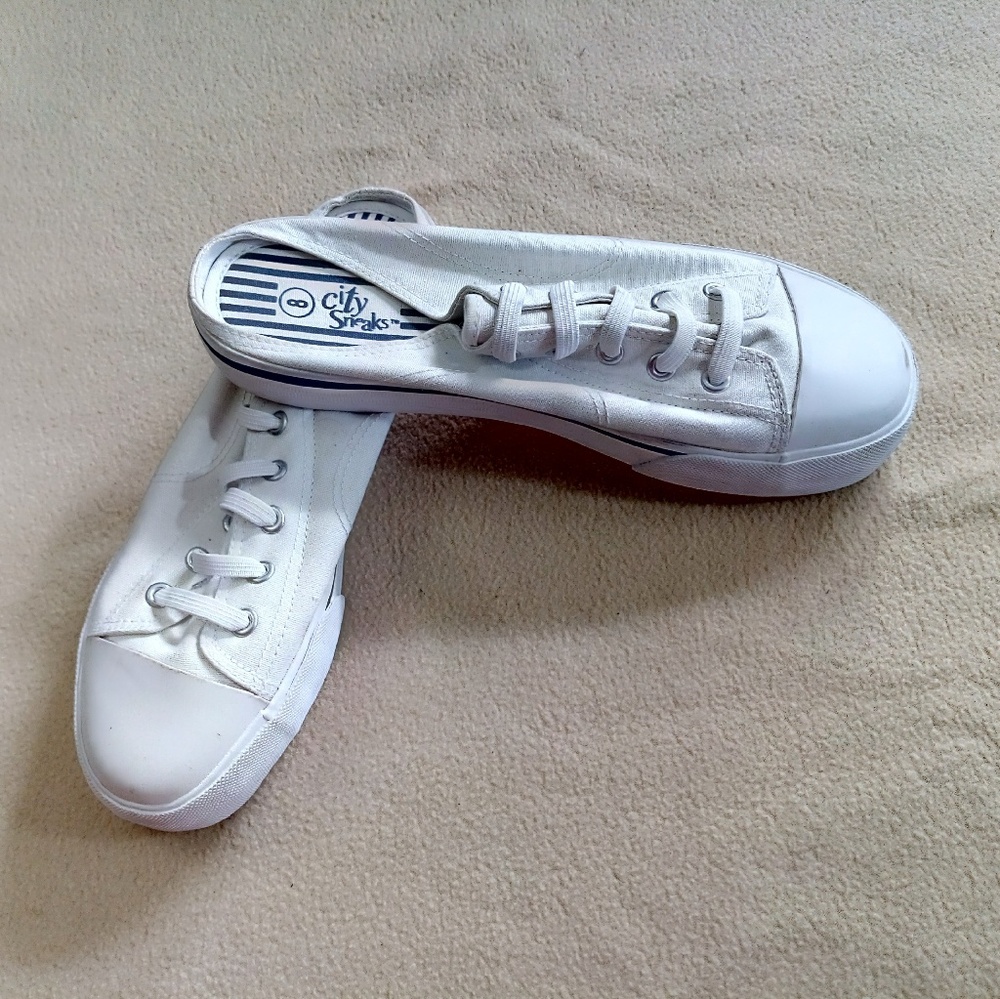 Relaxed opened back (city sneaks brand)